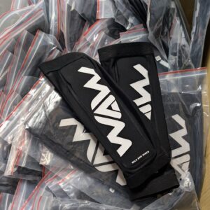 Protections de sport noires avec lettrage blanc.