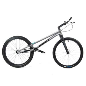 Vélo trial gris sur fond blanc.