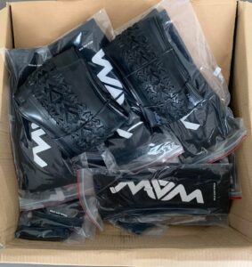 Pneus de vélo emballés dans un carton.