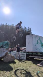 Cycliste exécutant un saut à vélo sur un rocher.