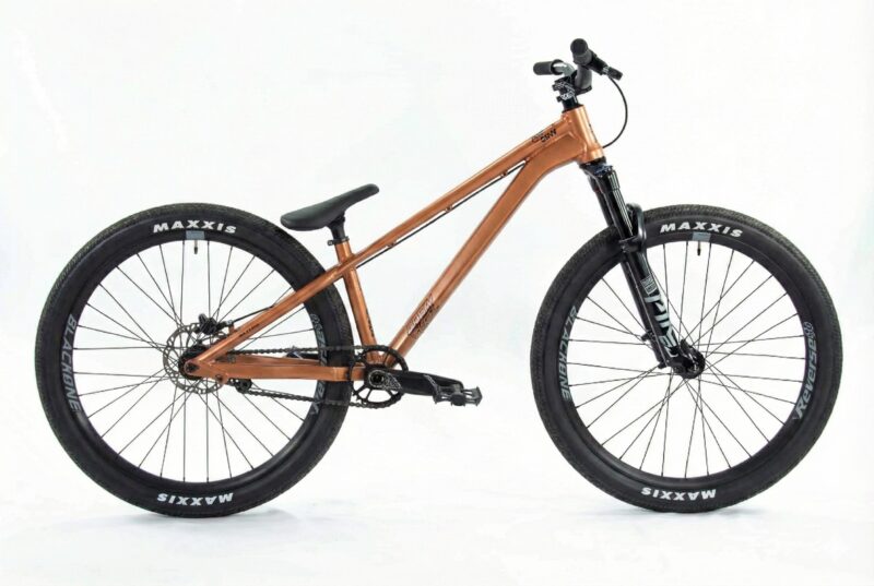 Vélo tout terrain avec cadre marron et pneus Maxxis.
