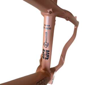 Cadre de vélo couleur cuivre avec inscriptions noires.