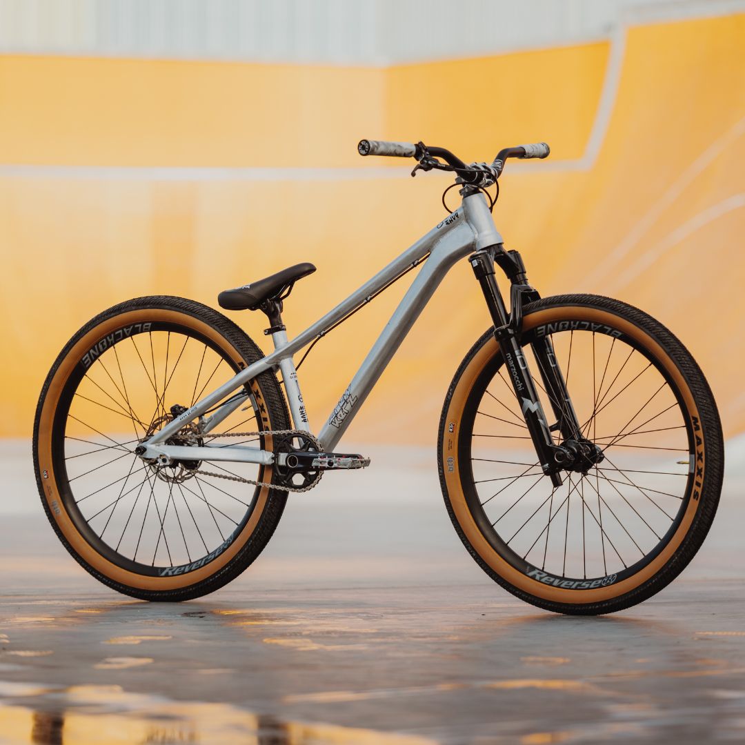 Vélo de montagne devant un mur orange.
