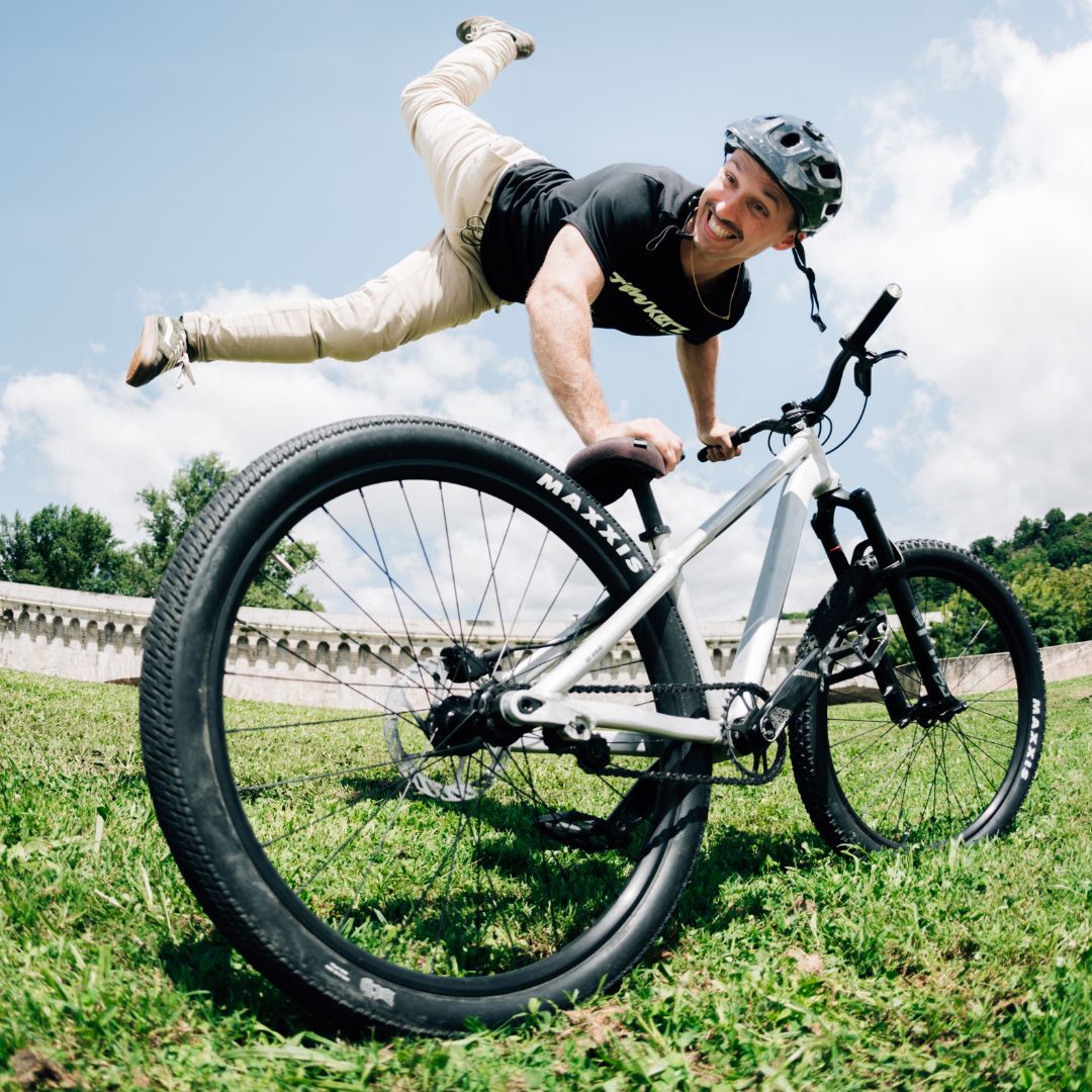 Cycliste effectuant une acrobatie sur un vélo.