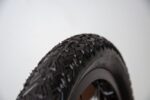 Gros plan pneu vélo tout-terrain noir
