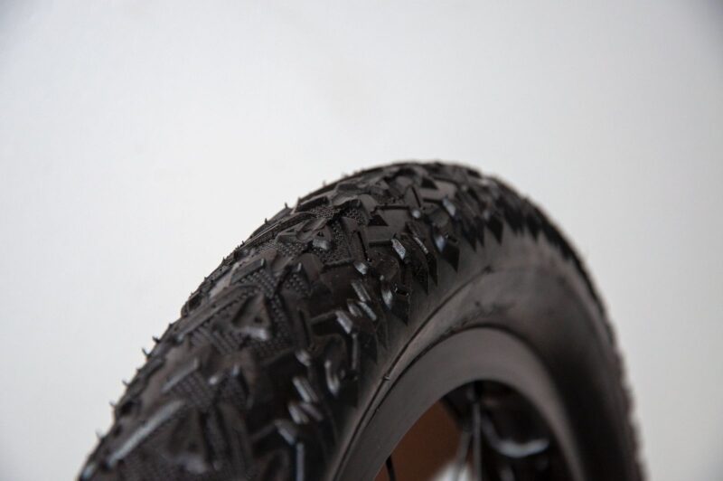 Gros plan pneu vélo tout-terrain noir