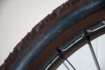 Pneu de vélo avec crampons visibles.