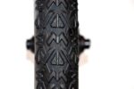 Pneu de vélo avec motif complexe.