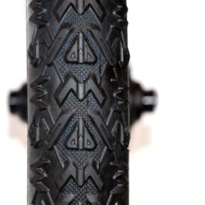 Pneu de vélo avec motif complexe.