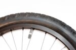 Pneu de vélo avec valve visible.