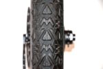 Gros plan d'un pneu de vélo avec motifs.