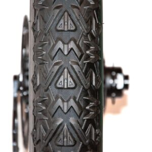 Gros plan d'un pneu de vélo avec motifs.