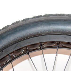 Pneu de vélo avec inscriptions de pression.