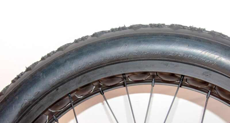 Pneu de vélo avec inscriptions de pression.