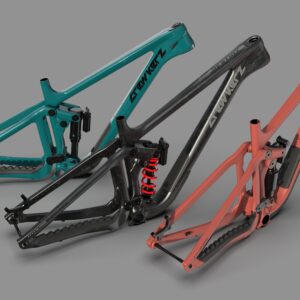 Trois cadres de vélos colorés alignés sur fond gris.