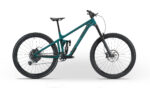 Vélo de montagne vert sur fond blanc.