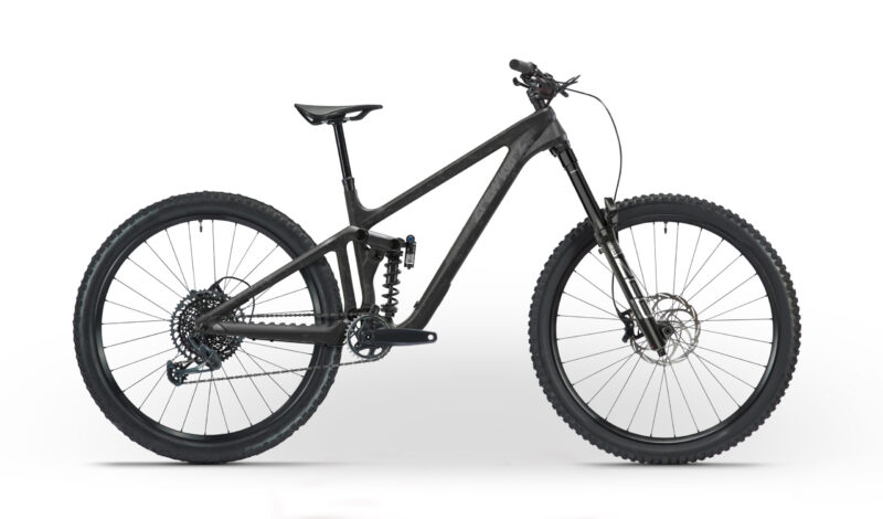 Vélo tout-terrain noir, moderne et robuste.