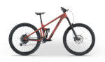 VTT rouge moderne avec suspension avant et arrière.