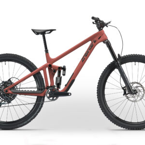 Vélo tout terrain rouge avec cadre robuste.