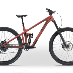 Vélo tout terrain rouge avec cadre robuste.