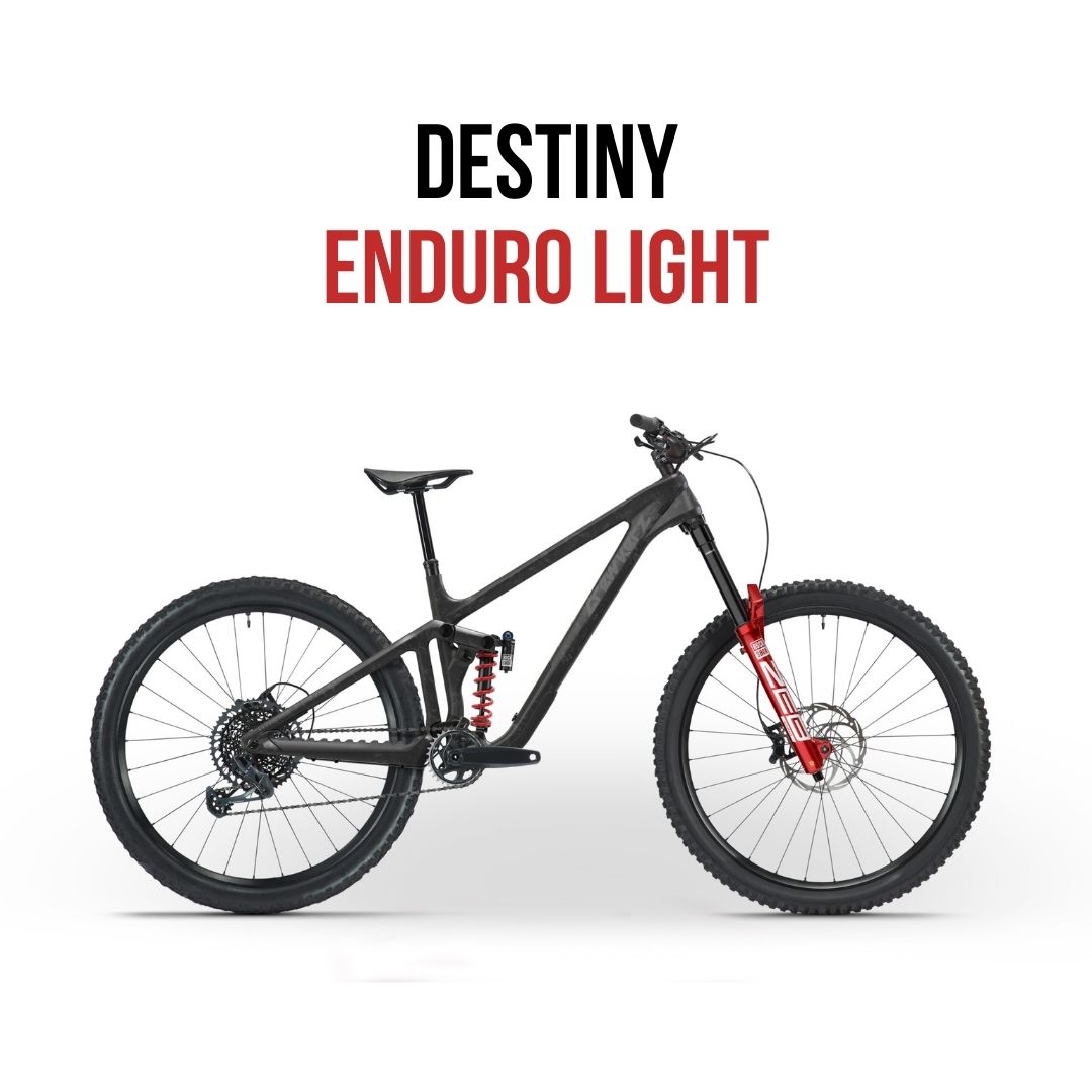 Vélo tout-terrain noir et rouge présenté de côté.