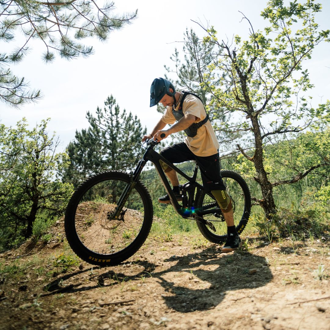 Cycliste en VTT sur chemin forestier.