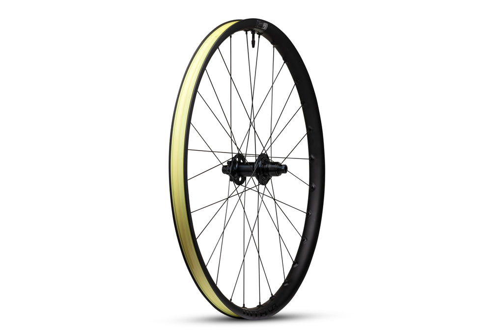 Roue de vélo noire et jaune avec rayons