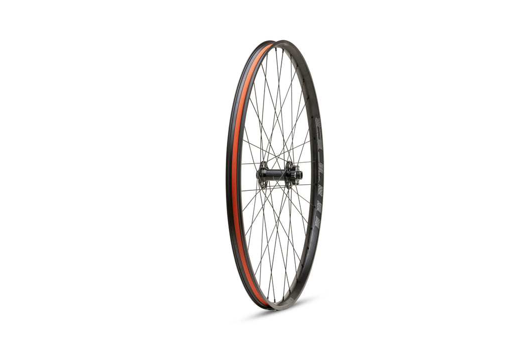 Roue de vélo avec jante rouge et rayons noirs.