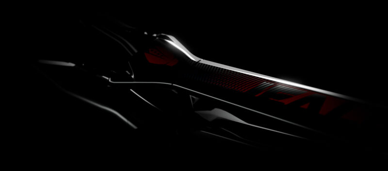 Gros plan partiel d'un vélo électrique sombre.