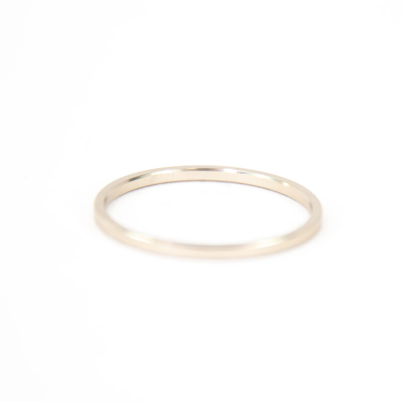 entretoise alu diamètre inter 35 mm * 2,5 mm grise Anneau en or minimaliste sur fond blanc.