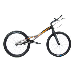 Vélo de trial noir et argent avec guidon.