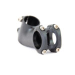 Potence de vélo noire avec vis argentées.