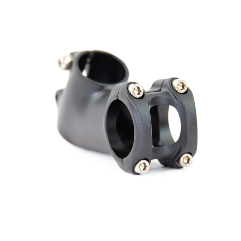 Potence de vélo noire avec vis argentées.