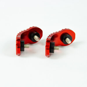 Deux fixations rouges en métal sur fond blanc.
