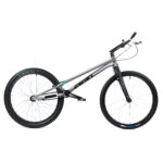 Vélo trial gris avec guidon relevé.