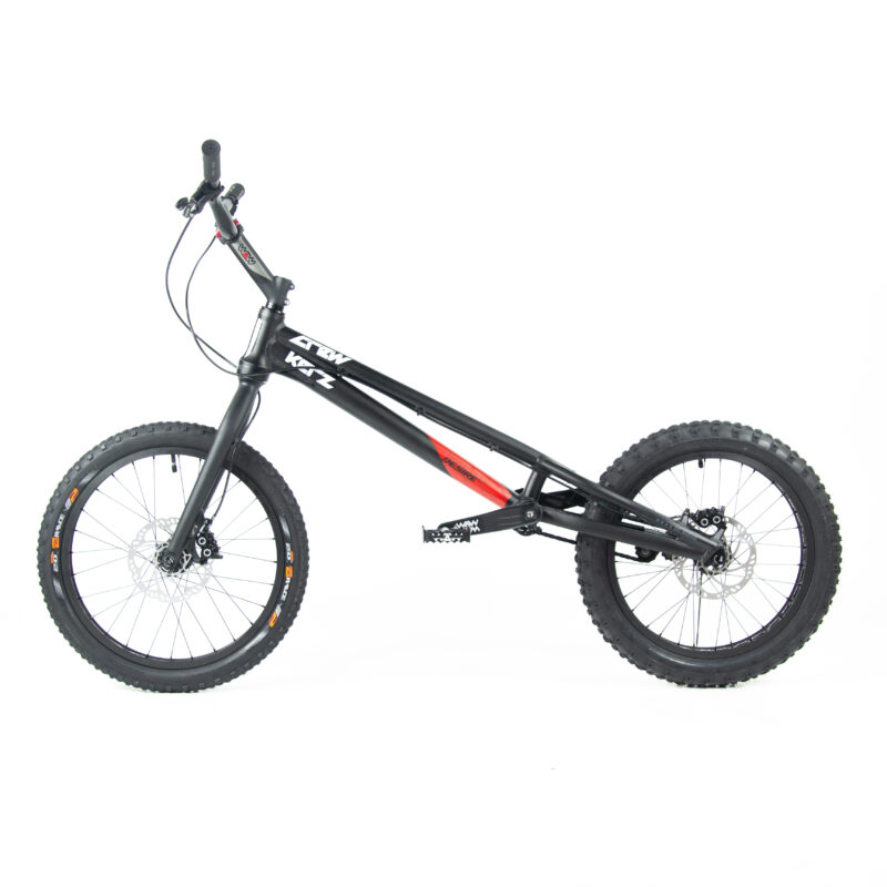 Vélo trial noir et rouge avec deux roues.