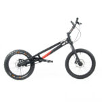 Vélo de trial noir avec cadre minimaliste.