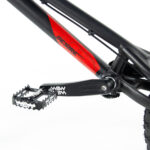 Pédale et cadre rouge de vélo de montagne.