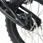 Frein à disque de vélo noir et argent.