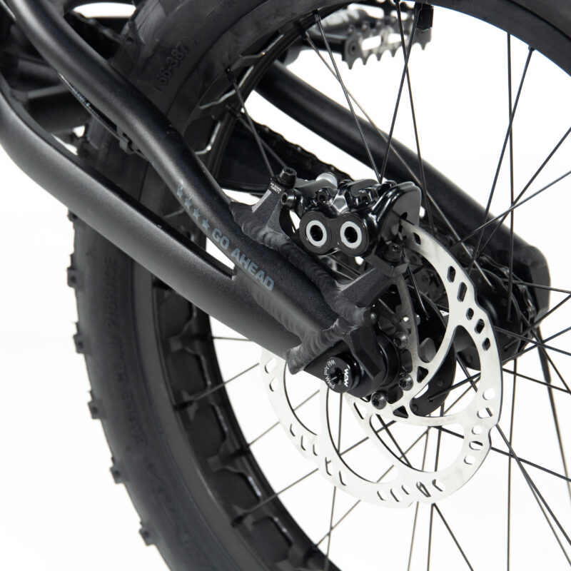 Frein à disque de vélo noir et argent.