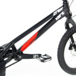 Cadre de vélo noir et rouge avec pédale.