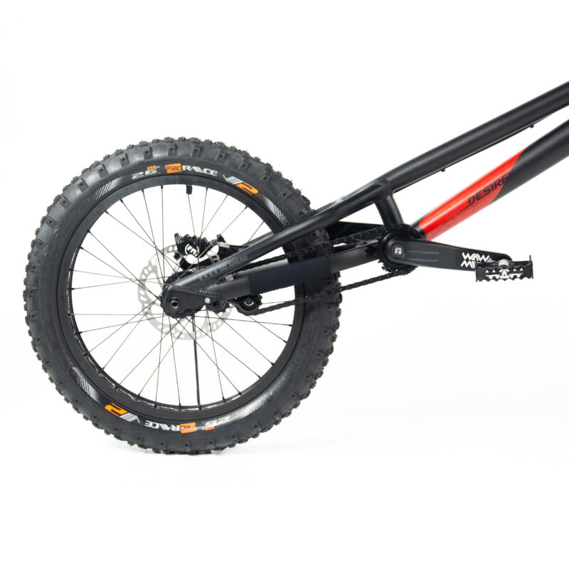 Roue arrière d'un vélo tout-terrain avec disque.