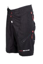 Short noir avec poches zippées rouges.