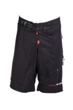 Short noir avec fermeture éclair rouge.