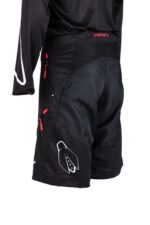 Short noir avec logo blanc et rouge.