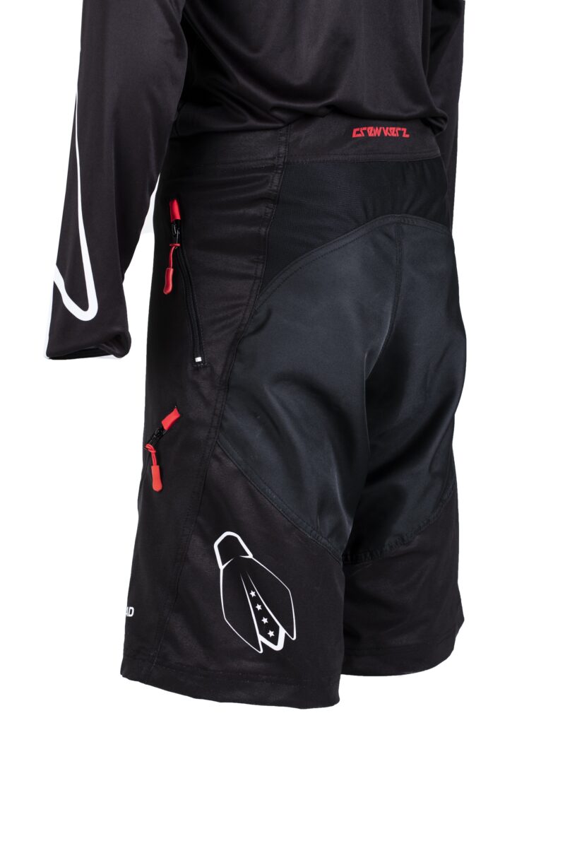 Short noir avec logo blanc et rouge.