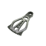 Grattoir métallique avec motifs géométriques, fond noir.