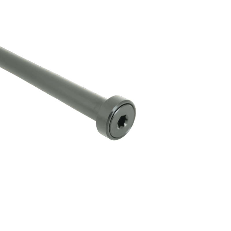 Vis hexagonale argentée sur fond noir.