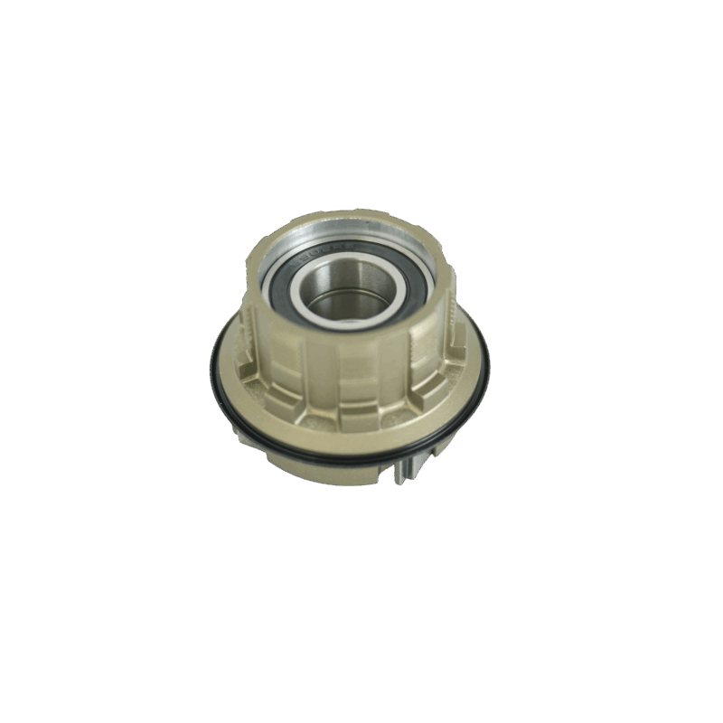 Roulement métallique de vélo isolé sur fond noir.