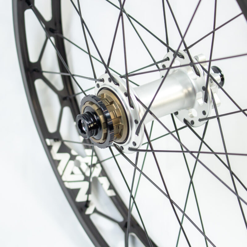 roue arrière waw ultimate noire & silver 19" disc roue libre + écrou pignon